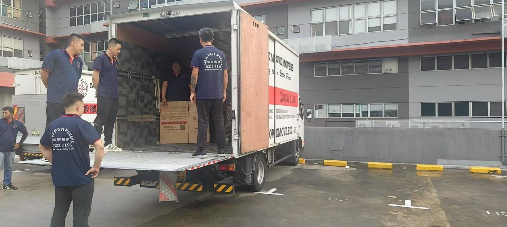14ft box lorry tailgate – move move movers – move move movers Move Move Movers: Singapore's Tailgate Moving Specialists